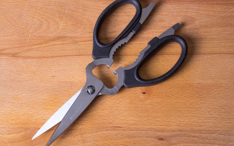 Kéo cũng là cách mở tủ sắt khi mất chìa hiệu quả