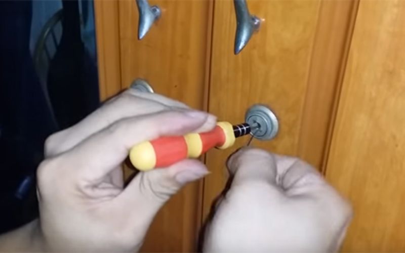 Tua vít nhỏ cũng là cách mở khóa cửa tủ tài liệu hiệu quả