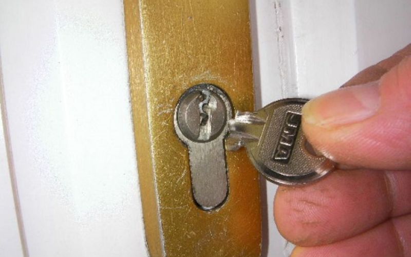 Một số nguyên nhân ngay ra tình trạng hư khóa tủ
