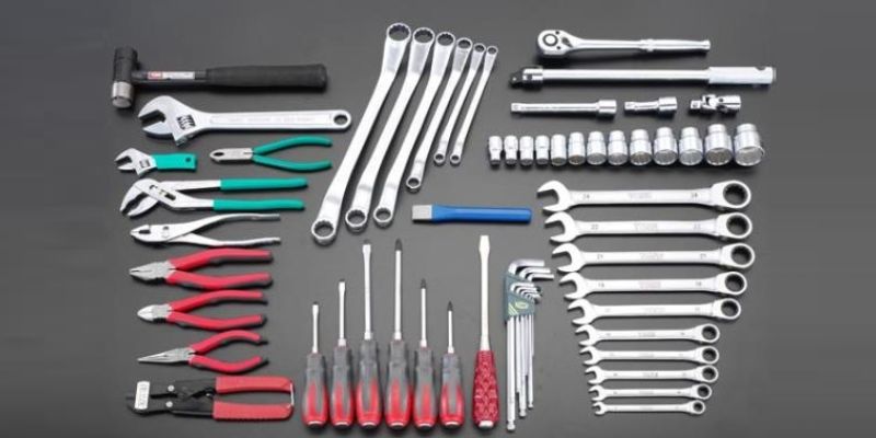 Một số dụng cụ chuẩn bị lắp bàn văn phòng