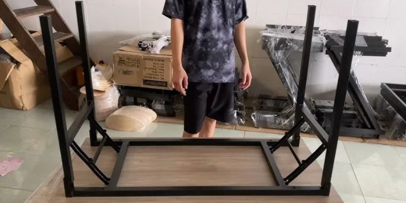 Nối phần mặt bàn và khung bàn lại với nhau