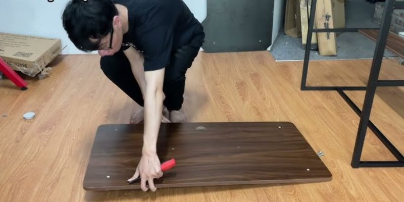 Úp ngược bàn để có thể lắp