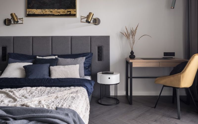 Đặt bàn ngay đầu giường ngủ 