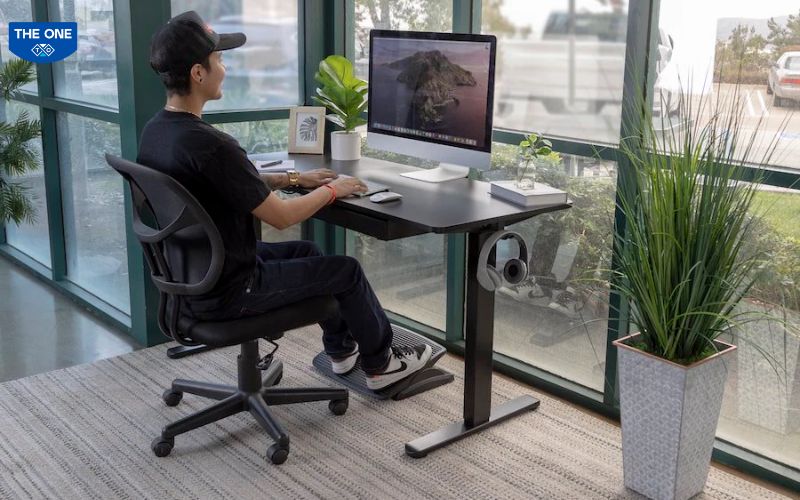 Sắp xếp bàn làm việc công thái học dành cho người dùng