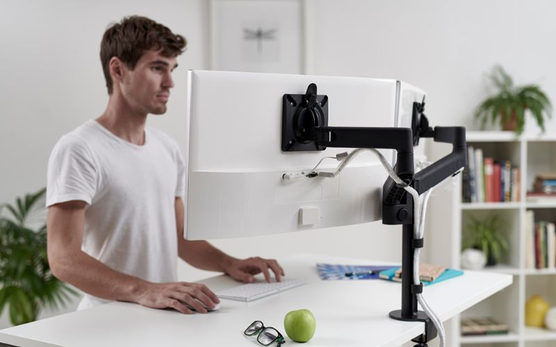 Vì sao nên setup 2 màn hình trên bàn làm việc