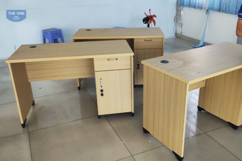 Bàn gỗ 1m6 tiện lợi dành cho nhiều văn phòng 